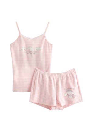 Vaaleanpunavalkoraidallinen toppi ja shortsit, joissa on Cinnamoroll-hahmojen kuvia ja topin ohuet olkaimet.