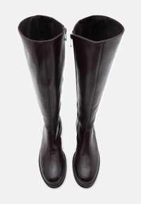 Botas de cuero marrón hasta la rodilla con una textura suave, puntera redonda y un diseño de costura, que cuentan con un cierre de cremallera en un lado.