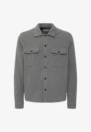 Veste chemise en laine grise avec une fermeture à boutons, deux poches poitrine et un col ; présente un tissu texturé et des manches longues.