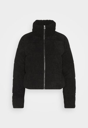Chaqueta de plumas negra con un cuello alto, cierre frontal con cremallera, textura acanalada y diseño corto. Presenta secciones acolchadas para aislamiento.