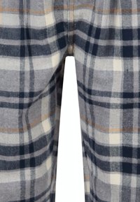 Flanellen pyjamabroek met een grijs en marineblauw ruitpatroon, voorzien van crèmekleurige en oranje accenten, gemaakt van een zachte, gestructureerde stof.