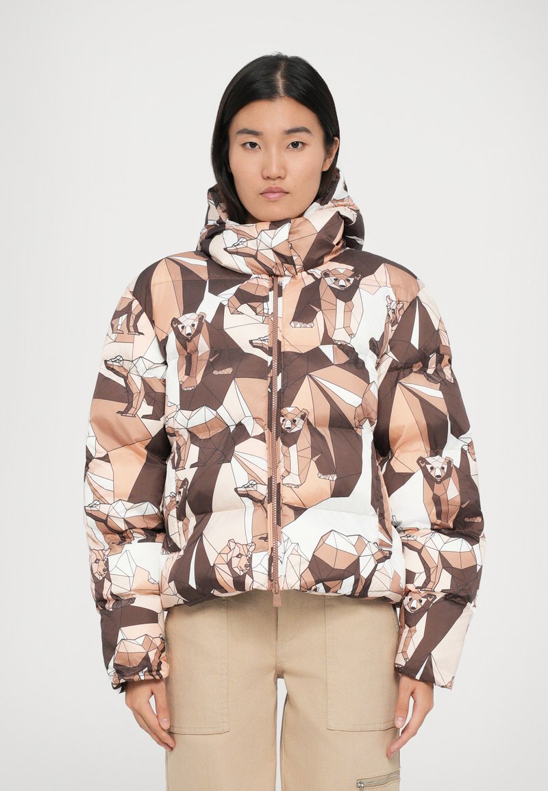 Giacca a vento con un motivo geometrico di orsi in tonalità marrone e beige, dotata di colletto alto, chiusura con zip e polsini elastici.