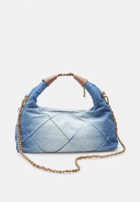 Denim-Handtasche, gestepptes Design, ombre-blau Farbe, braune Lederakzente an den Griffen, goldene Kettenriemen, Reißverschlussverschluss.