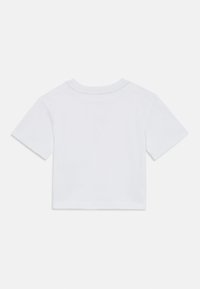 Camiseta corta de algodón blanco con mangas cortas, diseño liso, cuello redondo y una textura suave. Sin logotipos ni patrones visibles.