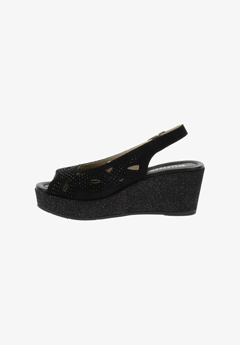 Sandale compensée à brides arrière en suède noir avec un design perforé, un talon texturé et des accents cloutés. Semelle intérieure rembourrée avec une semelle extérieure noire unie.