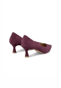 Décolleté viola in suede con punta affilata e tacco kitten di 5 cm. Presentano una superficie liscia e un design minimalista.