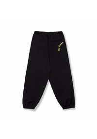 Zwarte sweatpants met elastische boorden en tailleband, voorzien van een met rits afsluitbare achterzak en gele tekst "THE SWARM" nabij de zak.