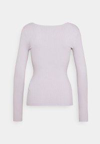 Top a maniche lunghe in morbido lavanda. Presenta un collo a barca e una silhouette aderente, che mette in risalto un tessuto liscio e strutturato.