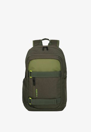 Olivgrüner Rucksack aus strukturiertem Stoff, verstellbaren gepolsterten Trägern, dualen Frontreißverschlüssen und einem verstärkten Boden. Verfügt über ein Logo und Träger.