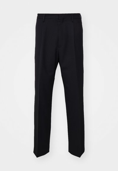 Pantaloni neri su misura con un design a gamba dritta, realizzati in un tessuto testurizzato. Presentano una parte anteriore piatta, passanti per cintura e nessuna tasca visibile.