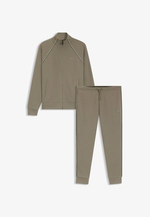 Giacca taupe con zip e joggers abbinati con coulisse, tasche laterali e sottili dettagli a piping, entrambi con piccoli loghi "BOSS".