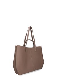 Brun läder tote-väska med dubbla handtag, med en strukturerad form, sömnadsdetaljer och en platt botten för stabilitet.