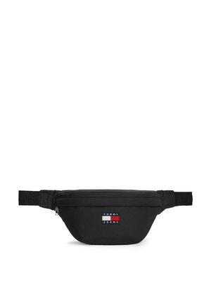 Sac banane Tommy Jeans noir avec fermeture éclair et sangle ajustable, arborant un patch logo rectangulaire rouge, blanc et bleu au centre avant.