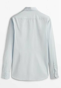 Camicia a maniche lunghe azzurro chiaro realizzata in tessuto liscio. Presenta un colletto a punta, polsini con bottoni e un orlo curvo. Nessun motivo o decorazione.