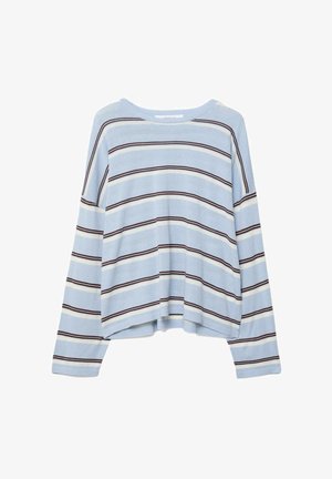 Pull bleu clair à manches longues avec des rayures horizontales alternées marron foncé et blanches, col rond et ourlet légèrement raccourci.