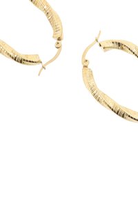 Złote kolczyki koła o fakturowanym, falistym wzorze. Zapięcie na zatrzask z gładkim wykończeniem. Lekkie i przyciągające wzrok.