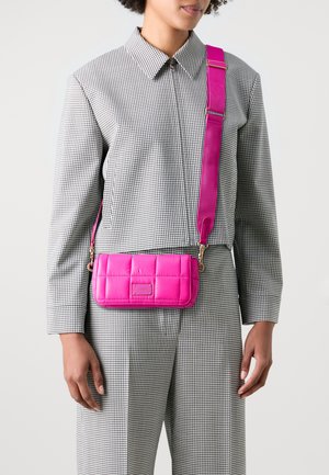 JOOP! Jeans ORDINE CUCITURA LUZI SHOULDERBAG  - Taška s příčným popruhem - pink