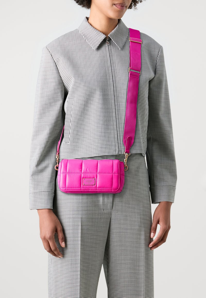 JOOP! Jeans ORDINE CUCITURA LUZI SHOULDERBAG - Torba čez telo - pink