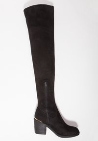 Botte haute jusqu'au genou en daim noir avec fermeture éclair latérale et talon bloc empilé, présentée sur un fond blanc.