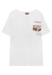 Camiseta blanca de algodón con cuello redondo, mangas cortas y un diseño impreso que presenta "La Creación de Adán" de Miguel Ángel en el pecho.
