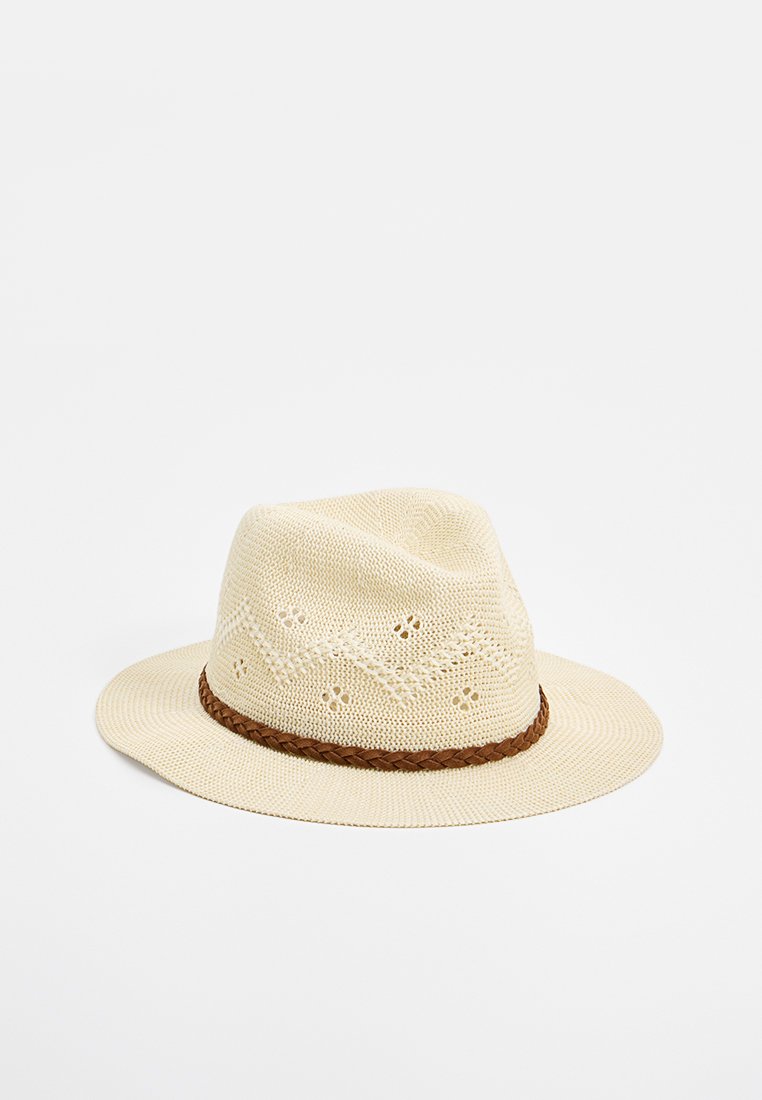Beige Strohhut mit breiter Krempe, ausgestattet mit einem gewebten Design und einem braunen geflochtenen Band um den Rand. Strukturiert und leicht.