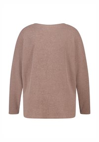 Pull en tricot côtelé marron avec un col rond, des manches larges et une coupe décontractée. La texture est douce avec des lignes verticales. Aucun accent notable.