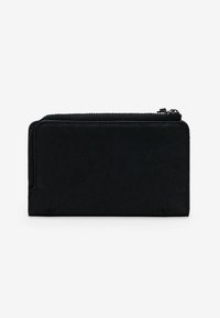 Cartera negra con cremallera, de exterior texturizado y diseño minimalista. Presenta un logotipo grabado en la esquina inferior.