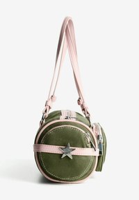 Piccolo borsetto cilindrico verde con dettagli fucsia, manici doppi, decorazione metallica a forma di stella e scomparti con zip su sfondo bianco.