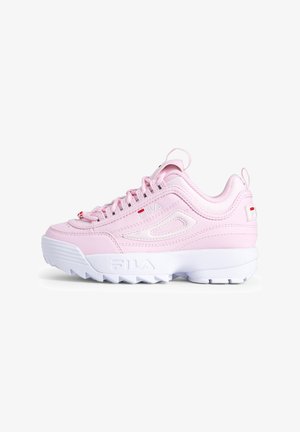 Zapatilla deportiva sintética rosa con una suela blanca gruesa, cordones prominentes, patrón texturizado en la parte superior y un pequeño detalle del logo.