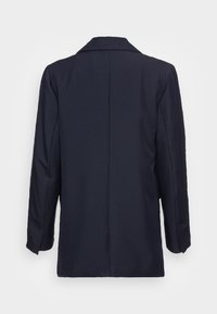 Námořnický blazer s klopou, strukturovanými rameny a dlouhými rukávy. Hladká látka s jedním rozventilováním vzadu. Jednoduchý a čistý design.
