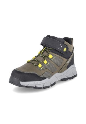 Brązowy i czarny sneaker z wysoką cholewką, żółtymi akcentami, czarnym paskiem, wzorzystymi sznurowadłami i grubą szarą podeszwą, zaprojektowany do noszenia na zewnątrz lub na co dzień.
