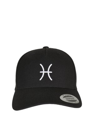 Schwarze Snapback-Cap mit weißem, besticktem Fische-Zeichen vorne und einem silbernen Aufkleber am Schirm.