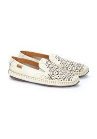 Chaussures slip-on blanches en cuir avec un design floral découpé, bord cousu et semelles brunes. Intérieur doublé de matériau beige.