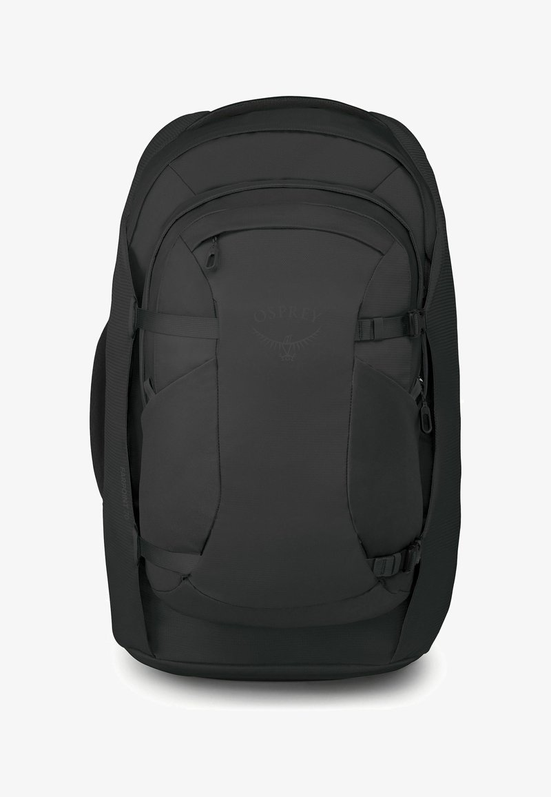 Zwarte Osprey-rugzak met meerdere met rits afsluitbare vakken en verstelbare zijkanten, ontworpen voor wandelen of reizen.