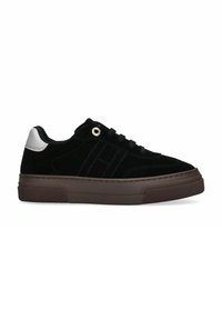 Sneaker in suede nero con suola in gomma marrone, chiusura con lacci, occhielli in argento e un accento in pelle bianca sul tallone.