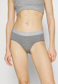 Slip hipster in cotone grigio con elastico grigio chiaro che presenta il marchio "Marc O’Polo", dalla texture liscia e dal design classico.