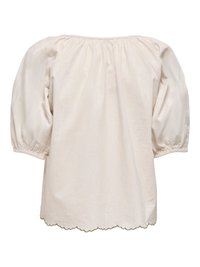 Blouse couleur crème avec manches trois-quarts bouffantes, encolure froncée et détail de base festonnée.