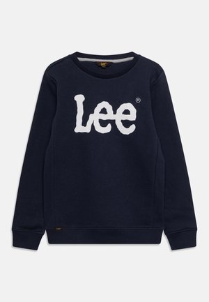 Marineblauwe sweater met lange mouwen, witte "Lee"-logo op de voorkant, geribbelde boorden en zoom, en een ronde hals.