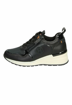 Zapatilla deportiva negra con parte superior de cuero texturizado, paneles de malla y suela blanca. Presenta cordones negros y un acento naranja en el talón.