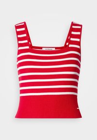 Top court tricot rouge avec des rayures horizontales blanches. Dispose d'un décolleté carré et d'une texture côtes. Étiquette positionnée au centre.