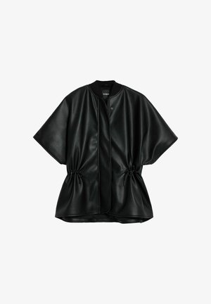 Čierna umelá kožená bunda s uvoľneným strihom, krátkymi rukávmi a nastaviteľnými šnúrkami v páse. Má zaoblený golier a predný zips.