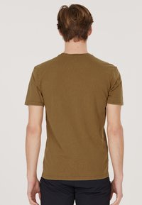 Oliiviv зеленый футболка с коротким рукавом и круглым вырезом, с гладкой текстурой и простым дизайном. Нет видимых логотипов или узоров.