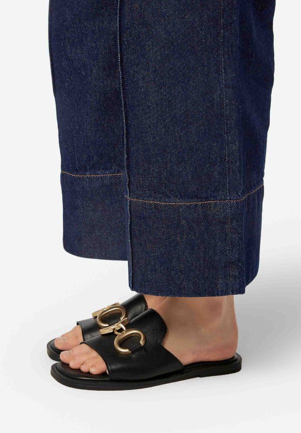 END OF AN ERA - Pantolette flach