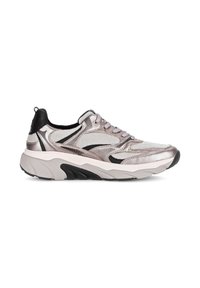 Lichte sportieve schoen met een metallic zilveren bovenwerk van gaas met zwarte accenten en een dikke wit-zwarte zool.