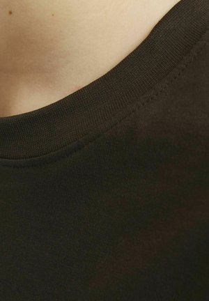 Zwarte katoenen t-shirt met een ronde halslijn. Heeft een zachte textuur en subtiele stiksels langs de kraag.