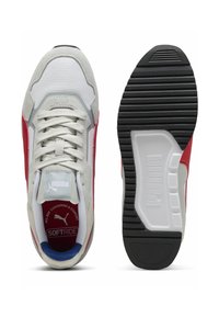 Puma sneakers med en hvid mesh-overdel, grå detaljer, røde sidelister og en struktureret sort gummisål. Logo på tungen og hælen.