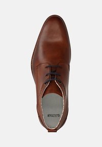 Bruine leren veterschoen met een ronde neus, contrasterende stiksel en een gladde afwerking. Voorzien van donkere veters en een gewatteerde kraag.