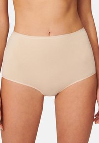Beige, hochgeschnittene Slips aus weichem, elastischem Stoff mit glatter Oberfläche und subtiler Gummibund, designed für Komfort und Abdeckung.