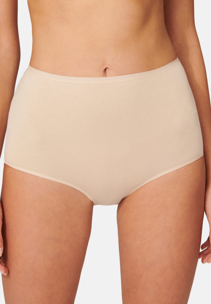 Beige, hochgeschnittene Slips aus weichem, elastischem Stoff mit glatter Oberfläche und subtiler Gummibund, designed für Komfort und Abdeckung.