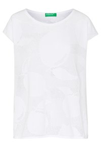 Bílé tričko s krátkým rukávem s perforovanou texturou a jemným vzorem listů. Kulatý výstřih a volný střih. Zelená štítková značka.